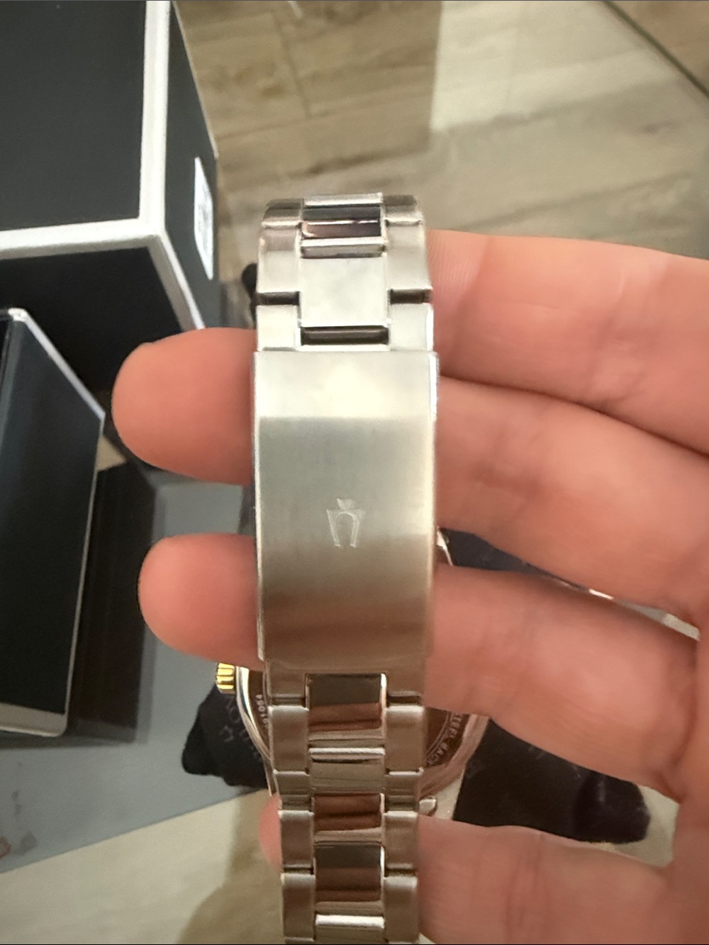Bulova men’s casual silver stainless steel quartz watch 98A126 - Picture 4 of 7
